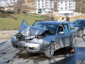 Otomobil İş Makinesine Çarptı: 1 Yaralı