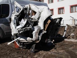 Depremde Milyonluk Araçlar Kağıt Gibi Ezildi, Top Şeklini Alan Araç Şaşkına Çevirdi