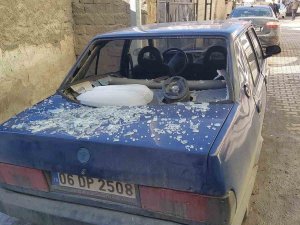 Sorgun’da Buz Kütlesi Arabanın Üzerine Düştü