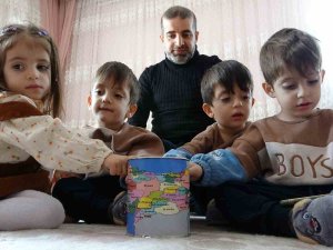 Yüksekova’nın Dördüzleri Kumbaralarını Depremzedelere Bağışladı