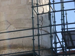 Diyarbakır’da 5 Asırlık Parlı Sefa Camisinin Minaresi Depremden Zarar Gördü