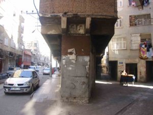 Diyarbakır’da Giriş Katı Hariç Kolonları Olmayan Bina Depremlere Rağmen Ayakta