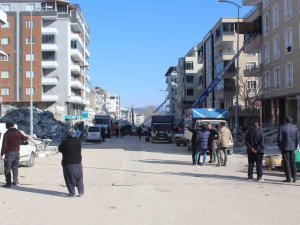 Nurdağı’ndaki Depremzedeler Yarım Kalan Hayalleriyle İlçeyi Terk Ediyor