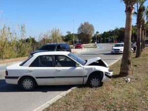 Alkolden Ehliyeti İptal Edilen Sürücü Otomobille Palmiyeye Çarptı