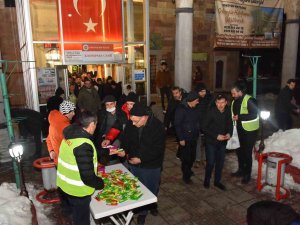 Miraç Kandili’nde Bozüyük Belediyesi’nden Şeker İkramı