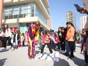Depremzede Çocukların Psikolojisi Oyunlarla Düzeltilmeye Çalışılıyor