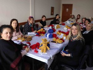 Depremzede Çocuklar İçin Örgü Oyuncak Yapıyorlar