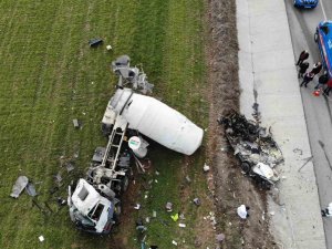 Çanakkale’de Karşı Şeride Geçen Beton Mikseri Ticari Araca Çarptı: 1 Ölü