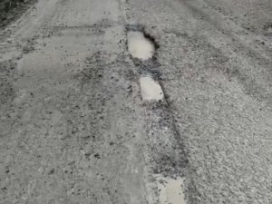 Vatandaşlar Yollardaki Çukurlara Tepki Gösterdi