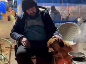 Sahibini Depremde Kaybeden Köpeğin Görüntüleri İzleyenleri Şaşırttı