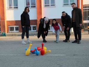 Batmanlı Gönüllü Öğretmenler Adıyaman’da Depremzede Çocuklara Oyuncak Dağıttı