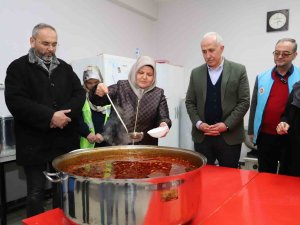 Akdeniz’de Depremzedeler İçin Günlük 2 Bin Kişilik Sıcak Yemek Çıkıyor