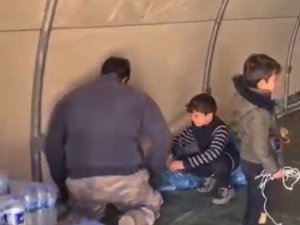 Depremzede Minikler Çadır Kuran Asker Abilerine Yardım Etti
