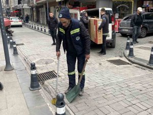 Temizlik Personeli, Deprem Bölgesine Kefen Desteğinde Bulundu