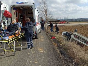 Kontrolden Çıkan Otomobil Takla Atıp Tarlaya Devrildi