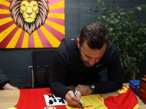 Okan Buruk, Formalarını Depremzedeler İçin Bağışladı