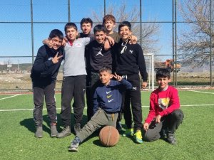 Kahramanmaraş’taki Depremzede Çocuklar Futbol Oynayarak Moral Buluyor