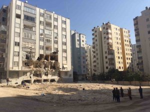 Adana’da Yıkılan Ve 418 Kişiye Mezar Olan Bina Enkazları Dron İle Görüntülendi