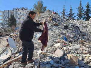 Önce Üniversite Öğrencisi Oğlunu Göçük Altından Çıkardı, Şimdi Ders Notlarını Arıyor