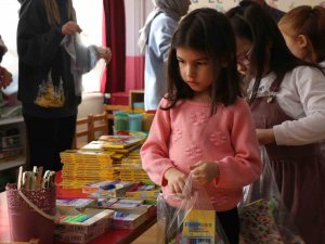 Minik Öğrencilerden Deprem Bölgesindeki Arkadaşlarına Kırtasiye Desteği