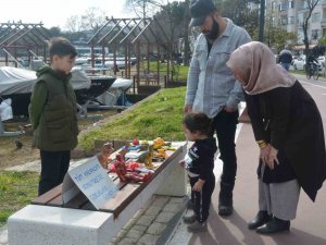 Oyuncaklarını, Kumbarasını Ve Harçlıklarını Depremzede Çocuklara Verdi