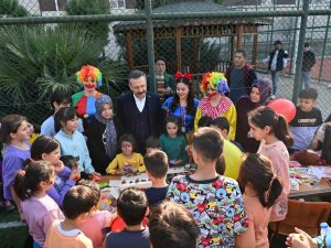 Vali Aksoy, Depremzede Çocuklara Moral Oldu