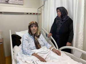 Depreme Hastanede Yakalanan 84 Yaşındaki Emine Teyze’yi Hemşire Kurtardı