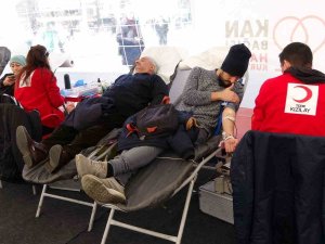 Kızılay Depremzedeler İçin Taksim Meydanı’nda Kan Bağışı Kampanyası Başlattı