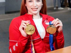 Hamide Kurt Doğangün, Madalyalarını Depremzedeler İçin Bağışladı