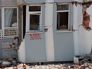 Adıyaman’da Kontrol Edilen Binalar İşaretlenip Yıkılıyor