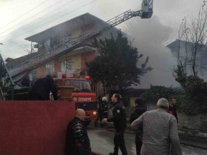 Gecekonduda Başlayan Yangın Apartmana Sıçradı