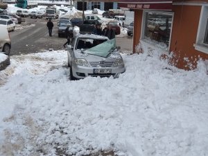Kastamonu’da Çatıdan Düşen Kar Kütlesi Park Halindeki Araca Zarar Verdi
