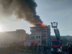 Araklı'da 5 Katlı Evin Çatısı Alevlere Teslim Oldu