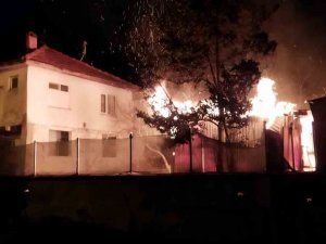 Prefabrik Ev Alev Topuna Döndü, Ekipler Söndürmek İçin Seferber Oldu