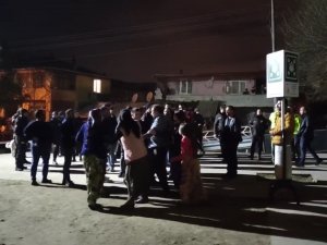 İ̇ki Grup Arasında Taşlı, Sopalı Park Yeri Kavgası: 6 Yaralı