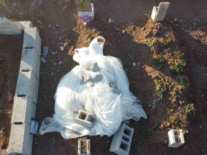 Depremde Yakınlarını Kaybeden Aileler Mezarlıklardan Ayrılmıyor