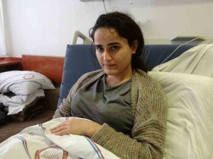 Depremden Yaralı Kurtulan Zeynep Aslan: “Her Yer Yerle Bir Oldu, Bizde Öyle Olduk”
