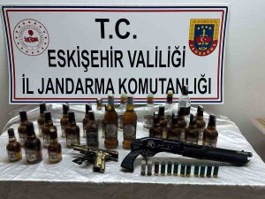 20 Şişe Kaçak İçki Ve Silahla Yakalandı