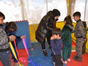 Gönüllü Öğretmenler Depremzedeler İçin Seferber Oldu