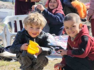 Gönüllü Olarak Geldikleri Adıyaman’da Dağıttıkları Oyuncaklarla Çocukların Yüzünü Güldürdüler