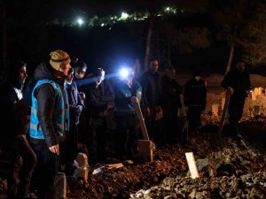 Kahramanmaraş’ta Defin İşlemleri Gece De Sürüyor