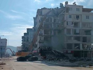 Nurdağı’nda Ağır Hasarlı Binaların Yıkımı Devam Ediyor