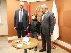 Bilgisayar Almak İçin Biriktirdiği Parasını Depremzedelere Gönderdi