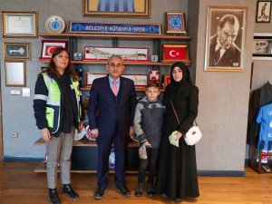 Kumbarasını Depremzedelere Bağışlayan Ömer Faruk’a Başkan Işık’tan Jest