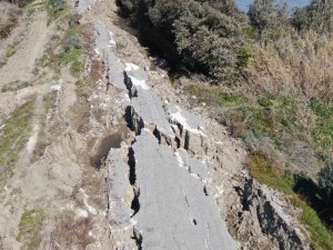 Hatay’da Korkutucu Görüntüler: 3 Kilometrelik Yol Önce Yarıldı Sonra Çöktü