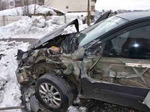 Bingöl’de Tren Otomobile Çarptı, Faciadan Dönüldü