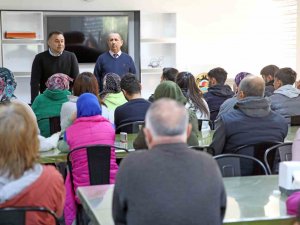 Başkan Yücel, Belediyenin Yurdunda Kalan Depremzedeleri Ziyaret Etti