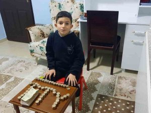 8 Yaşındaki Çocuk, 1 Yıldır Biriktirdiği Parayı Depremzedeler İçin Bağışladı