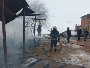 Bayburt’ta Ahırda Çıkan Yangında Köpek Yavruları Ve Tonlarca Ot Yandı