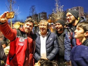 Eski Futbolcu Tanju Çolak’tan Diyarbakırlı Depremzedelere Yardım